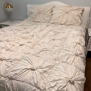Anthropologie Queen/Full size quilt, ivory and two 24" square pillow shams